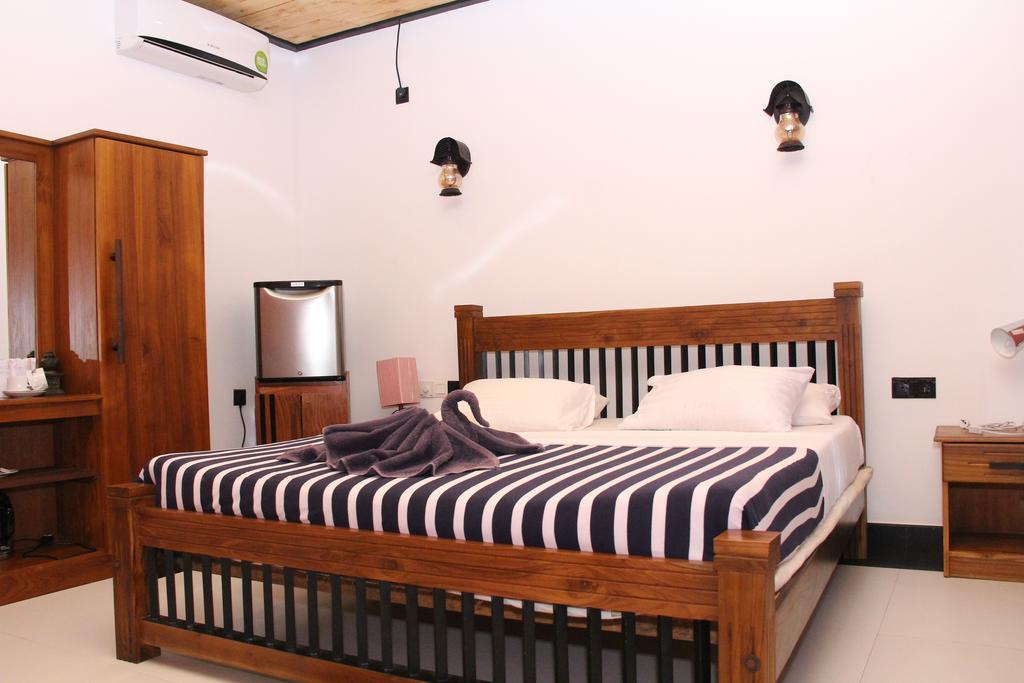Eco Hotel Black & White - Anuradhapura Mihintale Exterior photo