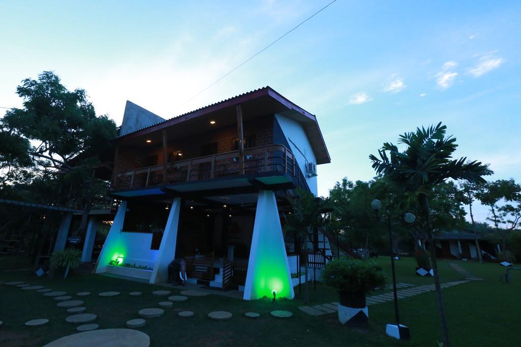 Eco Hotel Black & White - Anuradhapura Mihintale Exterior photo