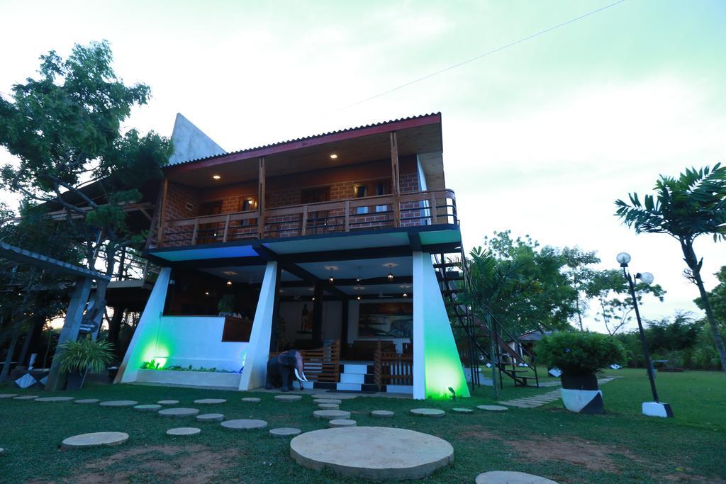 Eco Hotel Black & White - Anuradhapura Mihintale Exterior photo