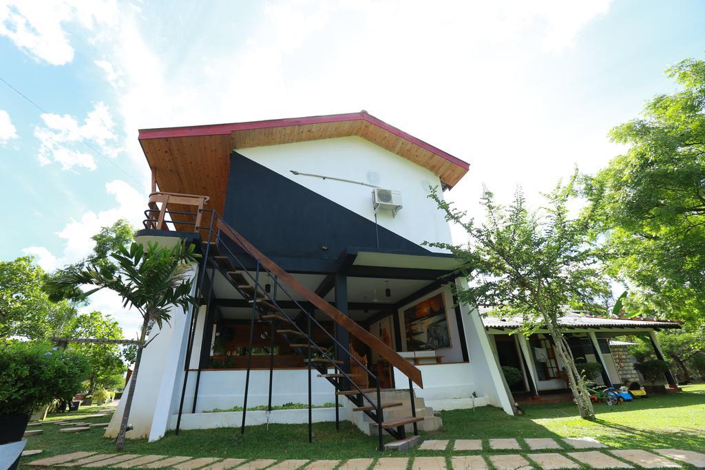 Eco Hotel Black & White - Anuradhapura Mihintale Exterior photo