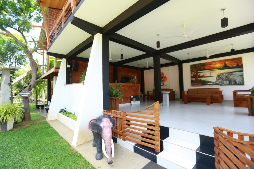 Eco Hotel Black & White - Anuradhapura Mihintale Exterior photo