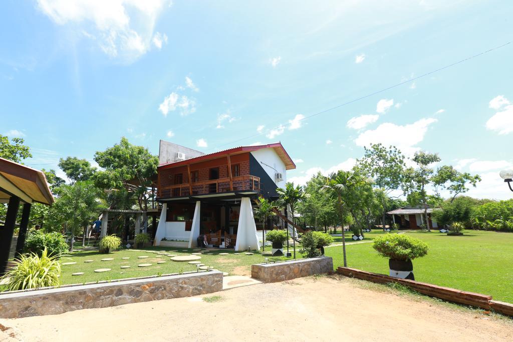 Eco Hotel Black & White - Anuradhapura Mihintale Exterior photo