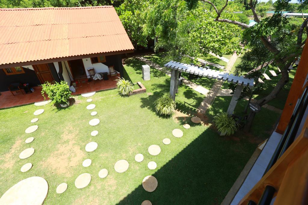 Eco Hotel Black & White - Anuradhapura Mihintale Exterior photo