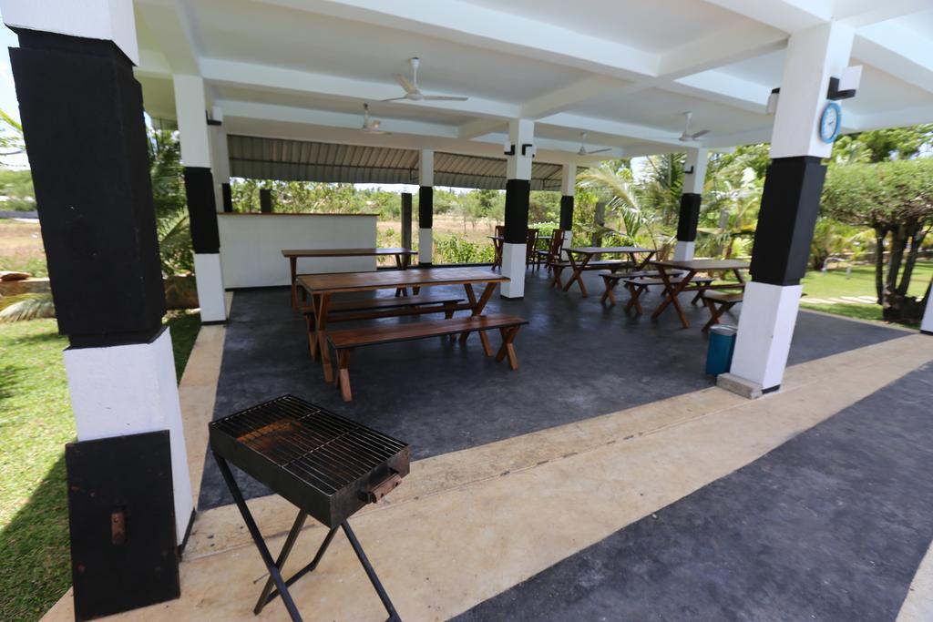 Eco Hotel Black & White - Anuradhapura Mihintale Exterior photo