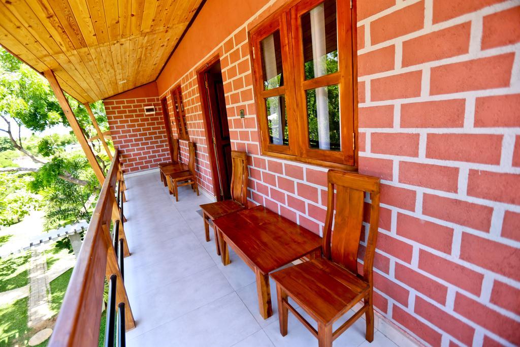 Eco Hotel Black & White - Anuradhapura Mihintale Exterior photo